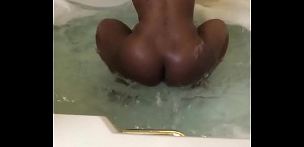  Twerking in the tub